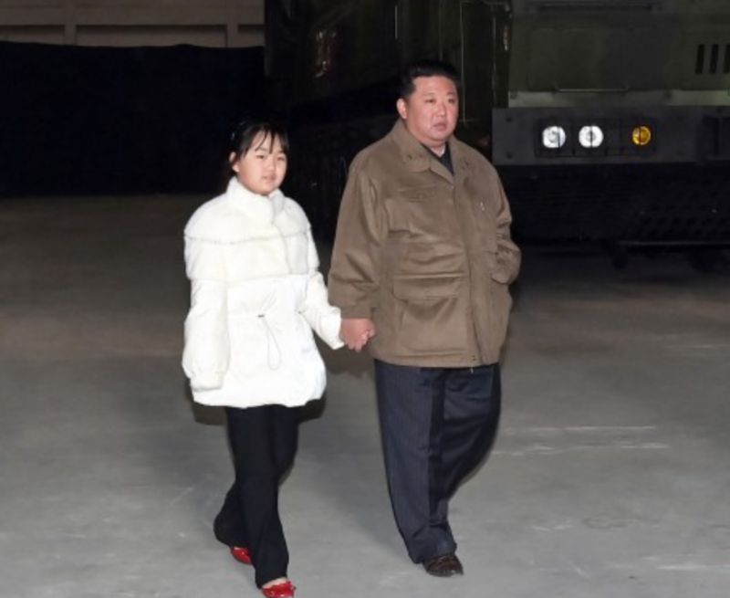 ▲北韓領導人金正恩18日牽著女兒的手視察飛彈試射現場。（圖／翻攝自朝中社）