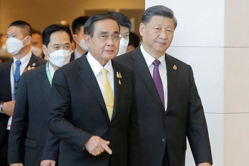 ▲泰國總理帕拉育與中國國家主席習近平，在APEC歡迎招待會上演尷尬一幕。（圖／美聯社／達志影像）