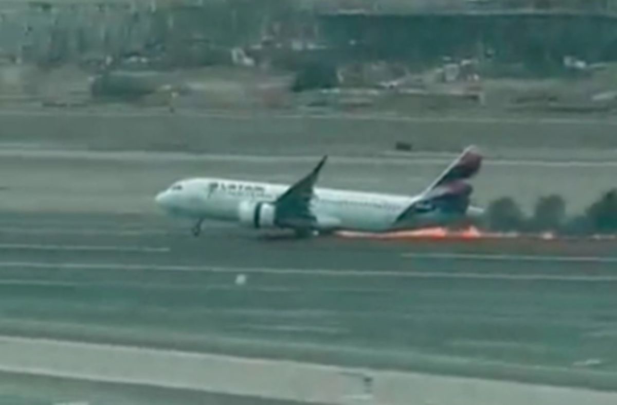 ▲1架客機18日在秘魯豪爾赫查維斯國際機場（Jorge Chavez International Airport）起飛時，與跑道上的1輛車相撞，造成地面2名消防人員喪生。（圖／翻攝自網路）