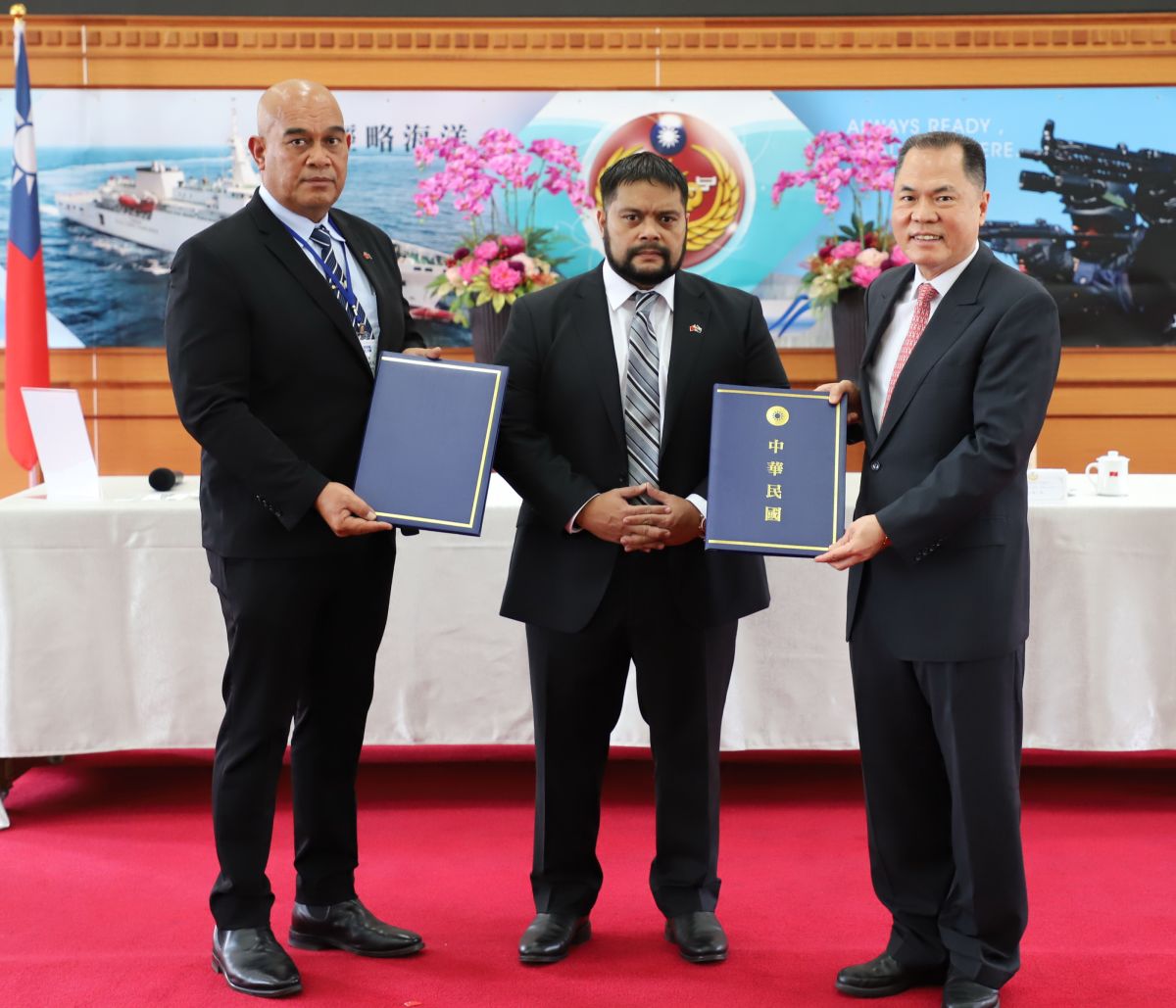 ▲海洋委員會代理主任委員周美伍(右)，在諾魯總統昆洛斯(中)見證下，與諾魯警察總監(左)交換「海巡合作協定」正式文本，以深化台諾海巡交流及合作。(圖／海洋委員會提供)