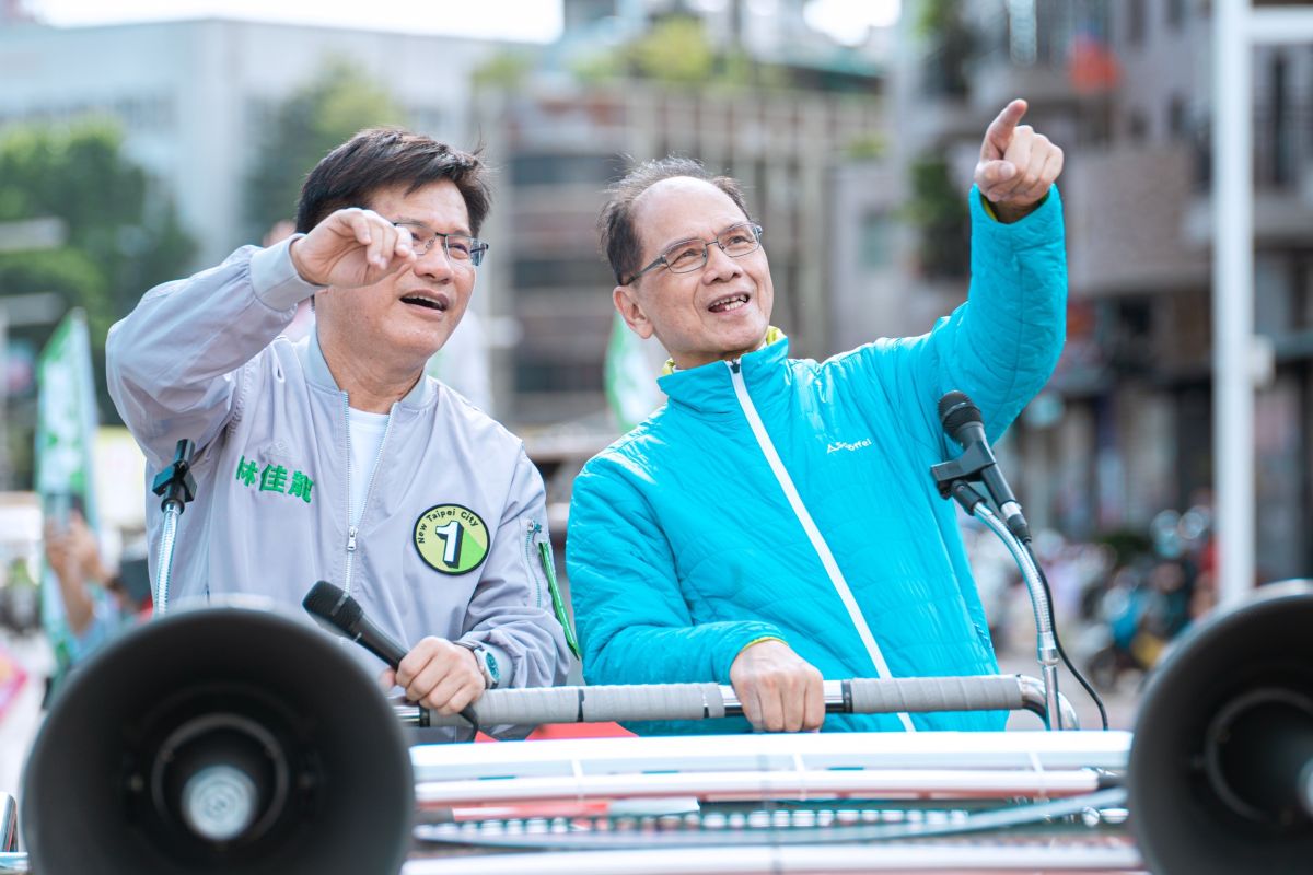 ▲林佳龍與游錫堃於板橋車隊掃街，獲得廣大迴響。（圖／林佳龍辦公室提供）