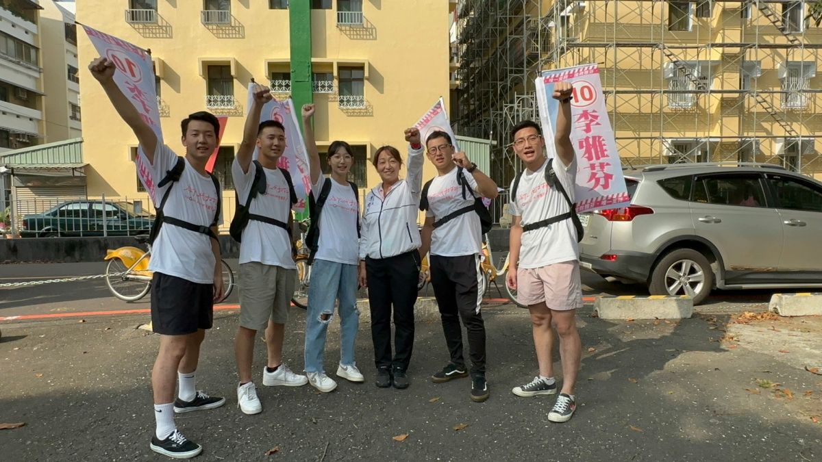 ▲李雅芬選情告急，她的五個孩子今（19）日騎踏車，從後勁出發，沿街拜託選民堅定支持。(圖／翻攝畫面)