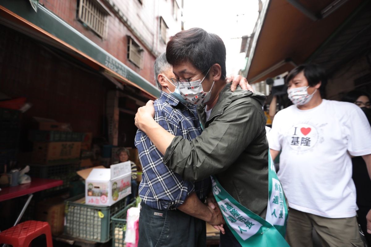 ▲蔡適應赴安樂市場掃街，受到熱情歡迎。（圖／蔡適應辦公室提供）