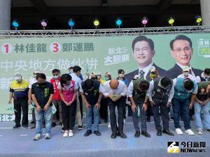 林佳龍與鄭運鵬於新北鶯歌合體造勢,蘇貞昌到場站台,獲得廣大迴響。 ▲林佳龍與鄭運鵬於新北鶯歌合體造勢,蘇貞昌到場站台,率領眾人向支持者鞠躬答謝。(圖/記者黃宣尹攝,2022.11.19)
