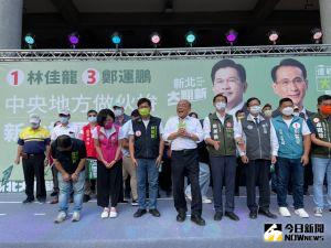 林佳龍與鄭運鵬於新北鶯歌合體造勢,蘇貞昌到場站台,獲得廣大迴響。 ▲林佳龍與鄭運鵬於新北鶯歌合體造勢,蘇貞昌到場站台,獲得廣大迴響。(圖/記者黃宣尹攝,2022.11.19)