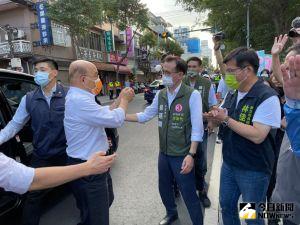 林佳龍與鄭運鵬於新北鶯歌合體造勢,蘇貞昌到場站台,獲得廣大迴響。 ▲林佳龍與鄭運鵬於新北鶯歌合體造勢,蘇貞昌到場站台,獲得廣大迴響。(圖/記者黃宣尹攝,2022.11.19)