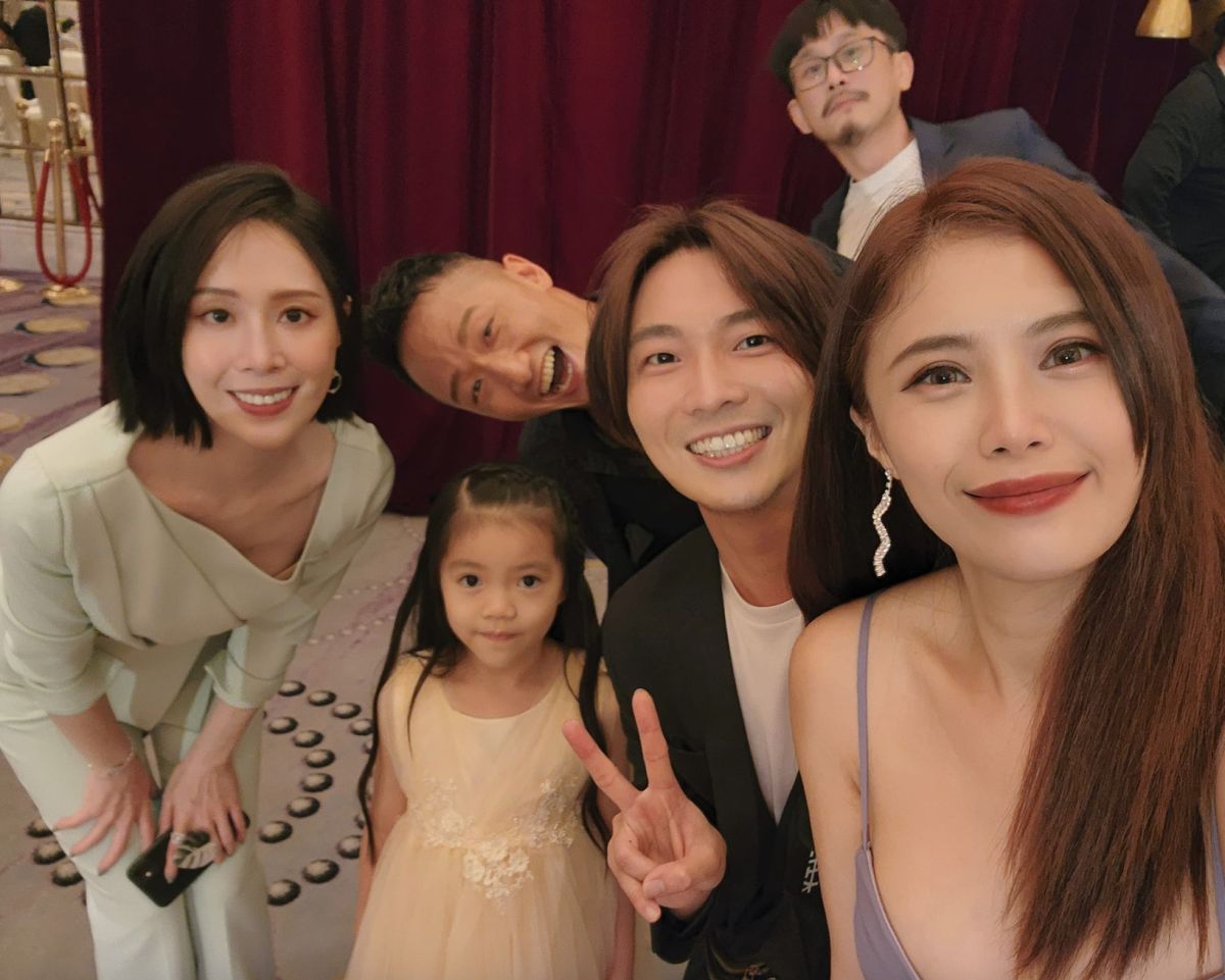 ▲《咒》導演柯孟融和老婆宋燕旻昨（18）日出席金馬入圍酒會，宋燕旻罕見曬出「超兇上圍」，超大尺度也讓網友狂讚。（圖／翻攝自宋燕旻臉書）