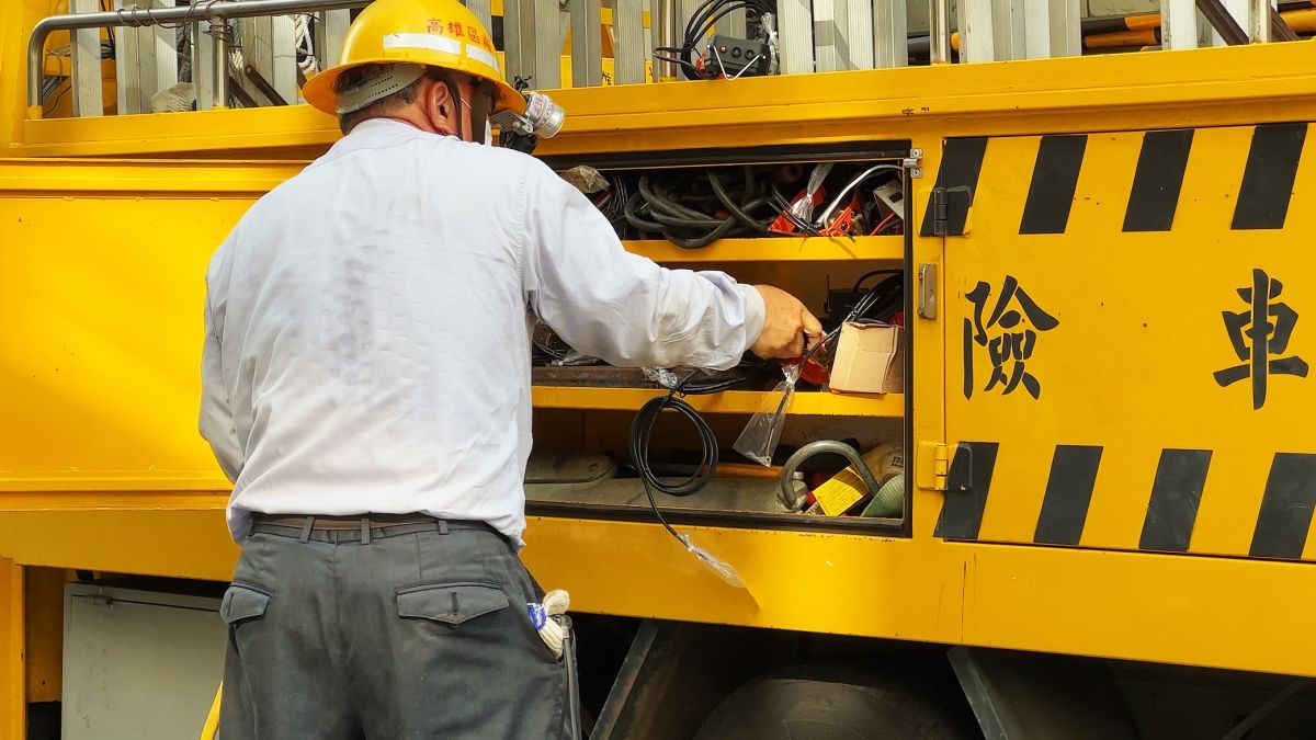 ▲台電表示，因須現場同仁逐處逐點查明故障區，故較費時，目前已查出故障區，經積極搶修，已於15：09全數送電。（圖／記者郭俊暉攝，2022.11.19