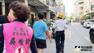 ▲高雄市光耀里里長候選人吳琇玲表示,有里民向她反應臨時停電後,她即出來巡邏發現該里從復橫路的一半到民生路都在停電狀態(圖/記者郭俊暉攝,2022.11.19) ▲高雄市光耀里里長候選人吳琇玲表示,有里民向她反應臨時停電後,她即出來巡邏發現該里從復橫路的一半到民生路都在停電狀態(圖/記者郭俊暉攝,2022.11.19)