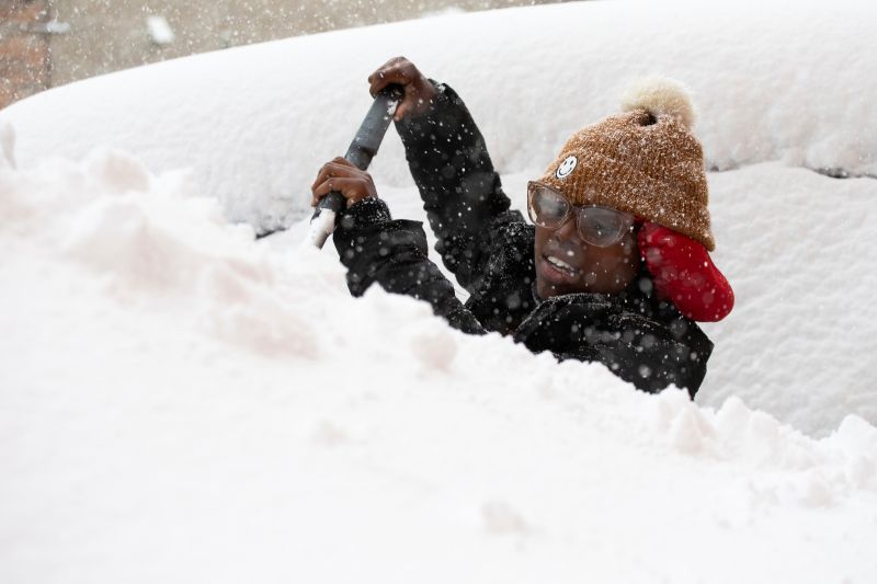 ▲美國紐約州西部，17日起迎來大風雪，多地都出現厚重積雪，居民清理相當吃力。（圖／美聯社／達志影像）