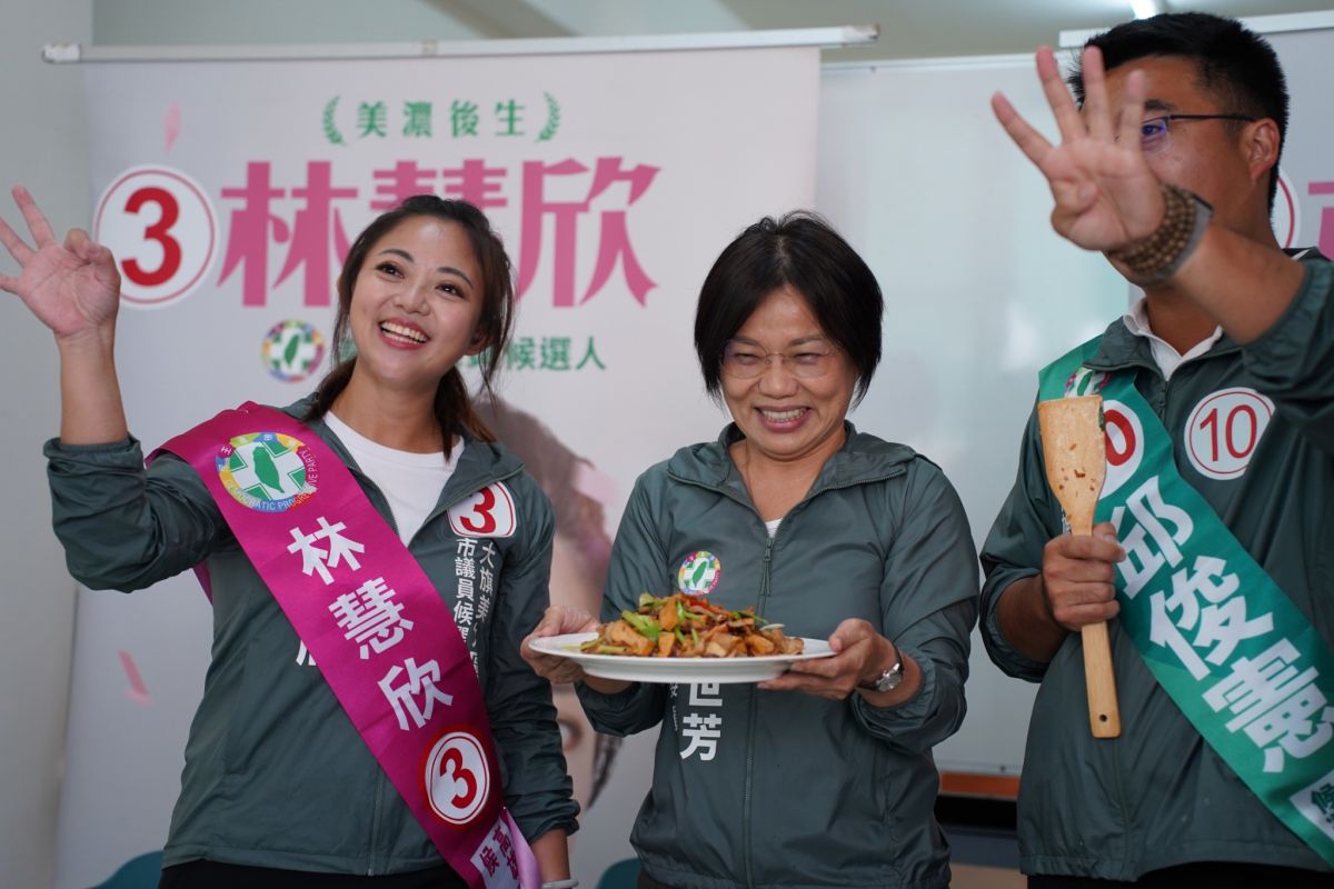 ▲立委劉世芳化身大廚，為候選人林慧欣、邱俊憲加油打氣表示，林慧欣及邱俊憲就像客家小炒一樣，服務到處都找得到且親近人民，也祝福邱俊憲及林慧欣雙雙都高票當選。（圖／記者郭凱杰翻攝）