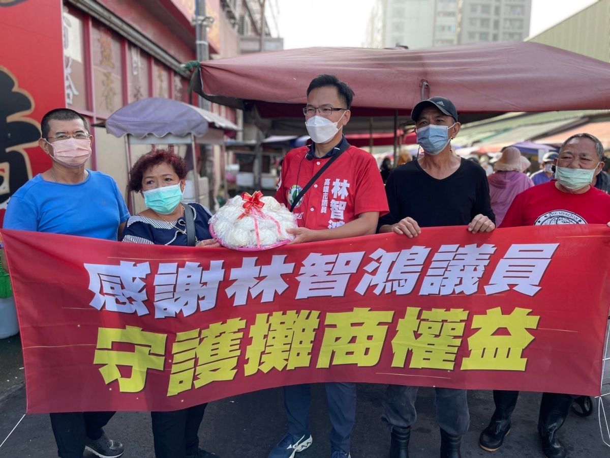 ▲高雄市議員林智鴻在肉豆公市場主委、幹部陪同下，前往掃街拜票，獲得沿路攤商一致好評與鼓勵，攤商們也呼籲一定要投給從不涉入市場利益，更是最照顧攤商權益的12號林智鴻。（圖／記者郭凱杰翻攝）
