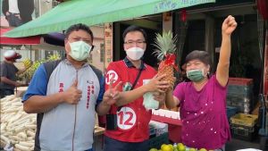 ▲攤商們不僅打氣加油聲音不斷,更送上鳳梨、蘿蔔與蒜,盼他能夠在加持之下人氣旺、好彩頭,「凍蒜」連任「有拚頭」!(圖/記者郭凱杰翻攝) ▲攤商們不僅打氣加油聲音不斷,更送上鳳梨、蘿蔔與蒜,盼他能夠在加持之下人氣旺、好彩頭,「凍蒜」連任「有拚頭」!(圖/記者郭凱杰翻攝)
