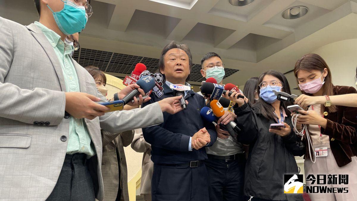 ▲「頭號柯黑」民進黨台北市議員王世堅19日表示，不會應柯文哲之邀加入民眾黨，因為「不會加入詐騙集團去當車手」。（圖／記者丁上程攝，2022.11.19）