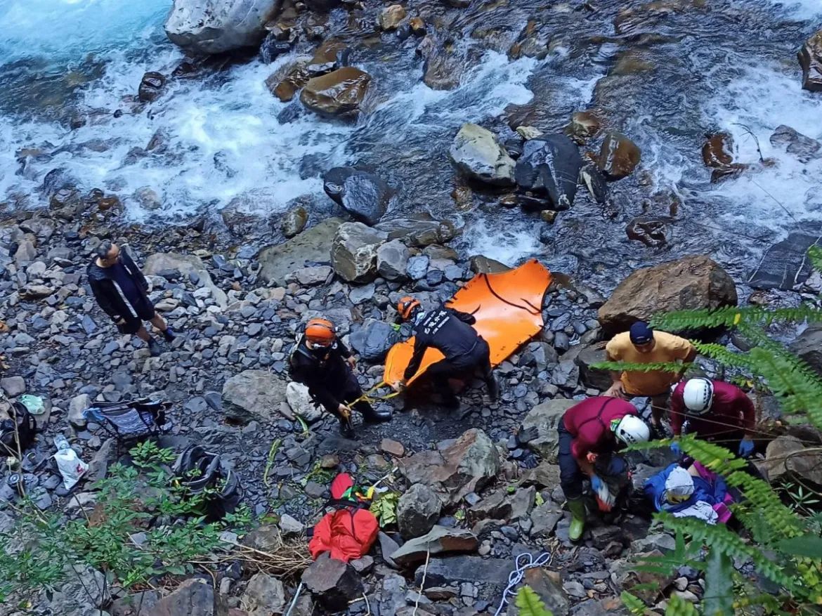 ▲桃園市復興區嘎拉賀野溪溫泉，今（19）日傳出發生落石砸傷人的意外，一位女子慘遭直徑50公分大小的石頭擊中，消防局出動12人5車順利將人送醫急救，幸好沒有生命危險。（圖／翻攝畫面）