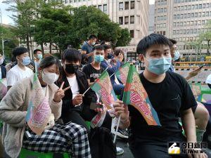 「青春寫歷史,修憲投同意」18歲公民權青年造勢集會 台灣青年民主協會 ▲(圖/記者許若茵攝,2022.11.19)
