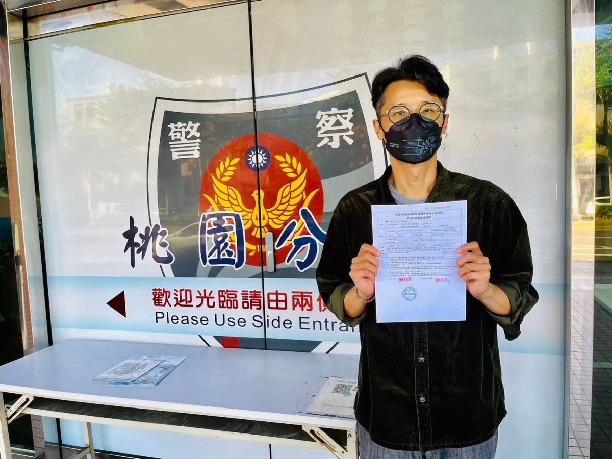 ▲張善政體驗桃園交通影片遭惡意剪輯抹黑，競辦發言人曾俊豪下午前往桃園分局提告。（圖／張善政競辦提供）