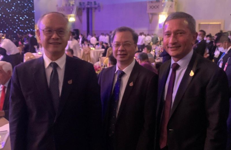 ▲新加坡外交部長維文在臉書發布多張出席APEC會議的照片，包括與鄧振中、龔明鑫的合照。（圖／翻攝自維文臉書）