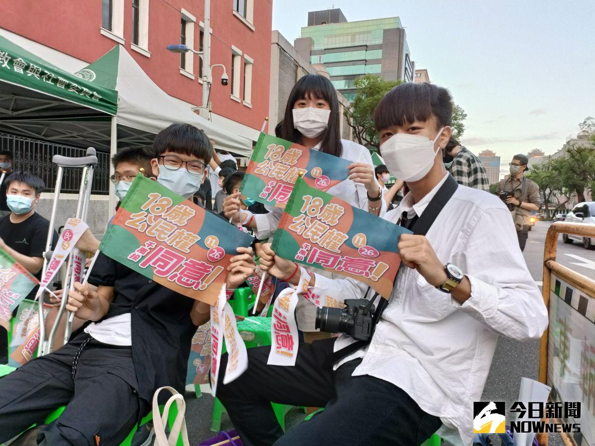 ▲台灣青年民主協會今（19）日舉行「青春寫歷史，修憲投同意」18歲公民權青年造勢集會。（圖／記者許若茵攝，2022.11.19）