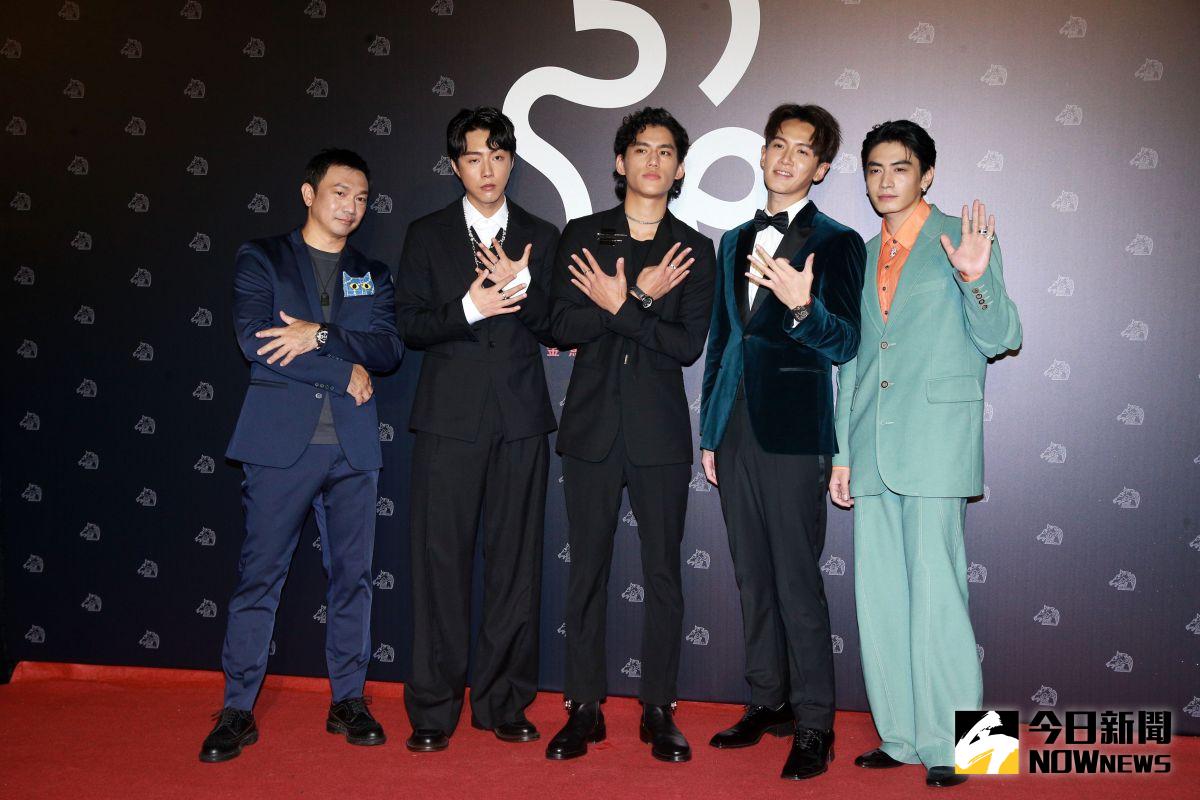 ▲ 黃信堯（左起）、蔡凡熙、朱軒洋、柯震東和宋柏緯出席第59屆金馬獎紅毯。（圖／NOWnews攝影中心）