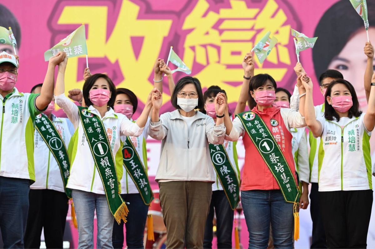 ▲蔡英文為民進黨縣長候選人蔡培慧站台，呼籲一起翻轉南投。（圖／蔡培慧競總提供，2022.11.19）