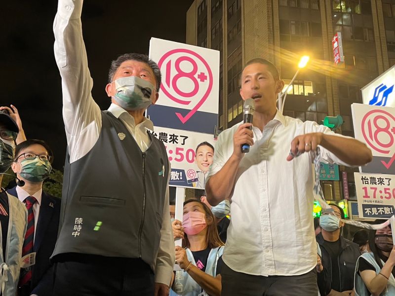 ▲陳時中支持18歲公民權，今日更快閃捷運中山站宣講。（圖／陳時中辦公室提供）