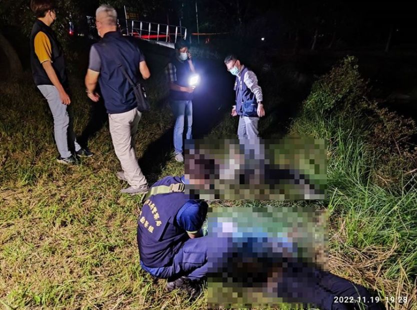 ▲台南市永康區一處滯洪池，今（19）日傍晚有民眾發現一對男女的浮屍，警方在現場展開蒐證調查，之後在岸邊找到遺書。（圖／翻攝畫面）