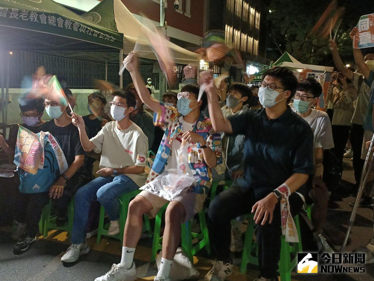 ▲許多年輕人在選前黃金週末，參與青年造勢活動。（圖／記者許若茵攝，2022.11.19）