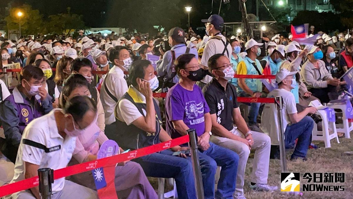 ▲聯電前榮譽副董事長宣明智（中間紫衣者）、國民黨籍新竹市議會議長余邦彥（宣右側黑衣者），以及國民黨新竹市議員陳啟源（宣左側者），都到場參與高虹安的造勢晚會。（圖／記者丁上程攝，2022.11.19）