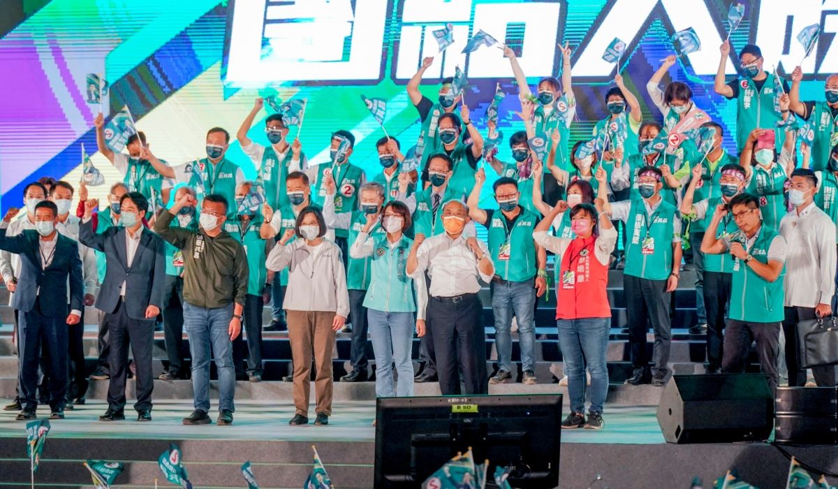 ▲民進黨3隻母雞蔡英文、賴清德、蘇貞昌同台為《翻轉中台灣》晚會造勢。（圖／蔡其昌競總提供，2022.11.19）