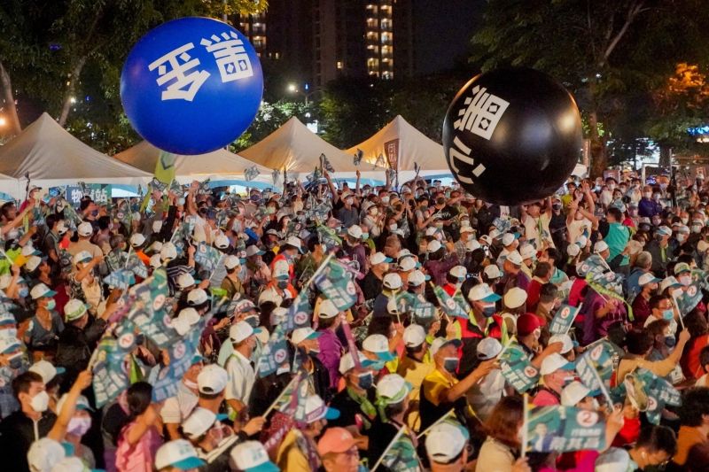 ▲《翻轉中台灣》4縣市造勢晚會場面熱烈,支持者一起推走象徵黑心與黑金的大球。(圖/蔡其昌競總提供,2022.11.19)