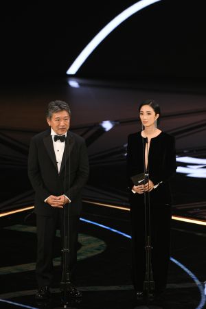▲是枝裕和（左）、桂綸鎂今晚一起頒發「最佳新導演」。（圖／金馬）