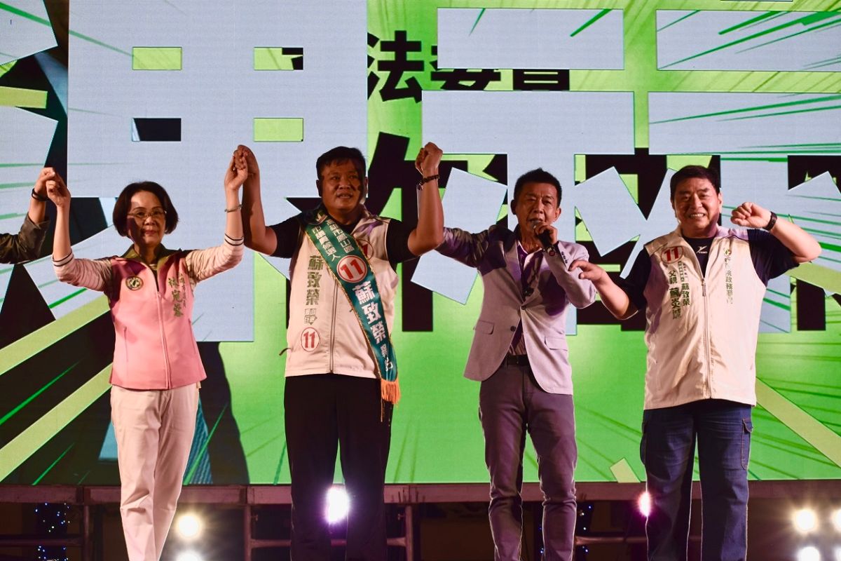 ▲民進黨立法委員許智傑今(19)日與民進黨高雄市鳳山區議員蘇致榮舉辦「相挺致榮音樂會」，在選前黃金週以「溫馨黃金夜」的方式，力挺蘇致榮。（圖／記者郭凱杰翻攝）