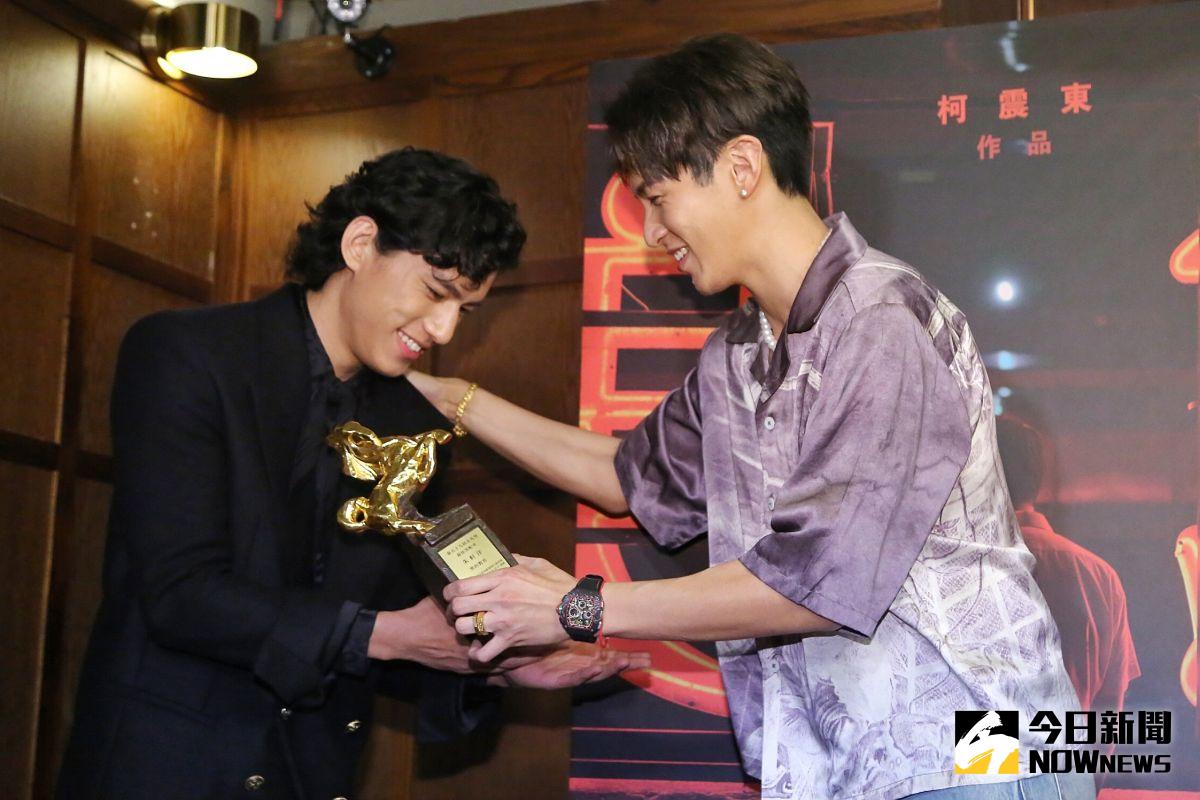▲朱軒洋（左）拿金馬獎男配角感謝導演柯震東。（圖／特約記者吳政璋攝）