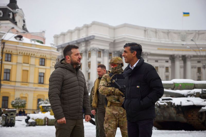 ▲英國首相蘇納克（Rishi Sunak）今天首度訪問烏克蘭首都基輔，他宣布額外援助價值5000萬英鎊的防空系統，也矢言英國將站在基輔這一邊，「直到烏克蘭獲勝」。（圖／美聯社／達志影像）