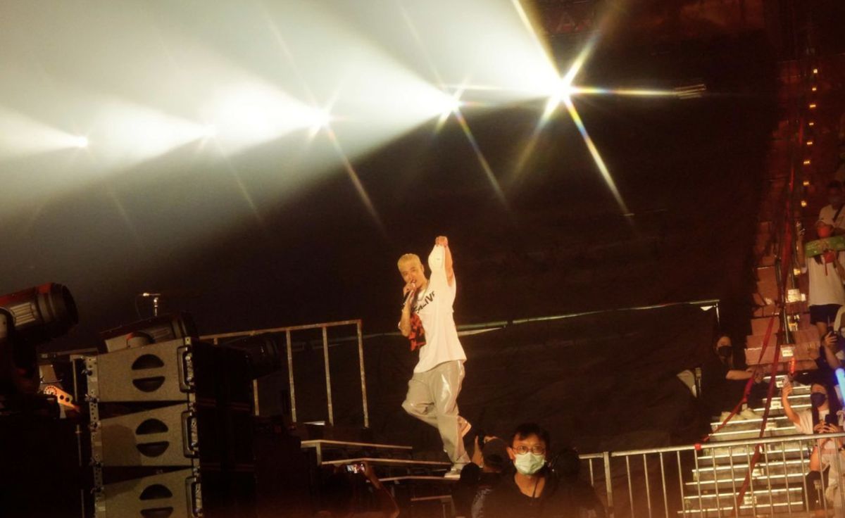 ▲周湯豪出道12年終於成功攻蛋！結果唱到一半，有女粉嗨到拋出自己的白色胸罩。（圖/環球提供）