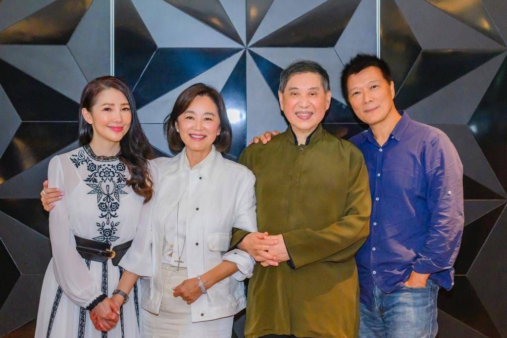 ▲作家蔡詩萍（右起）曬出和白先勇、林青霞、林書煒的合影，直呼是夢幻的一晚。（圖／翻攝自蔡詩萍FB）