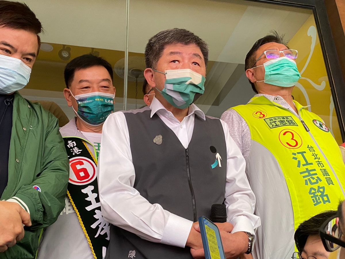 ▲一名男子突然手持利刃衝上陳時中的宣傳車，並威脅交出麥克風，所幸警方及時將其架離，無人員受傷。（示意圖／記者陳威叡攝，2022.11.20）