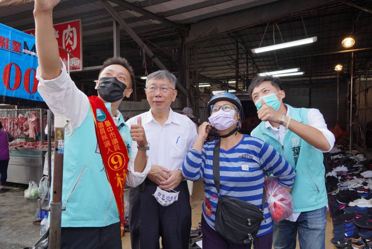 ▲柯文哲今在台中輔選，與支持者開心合照。（圖／民眾黨台中市黨部提供，2022.11.20）