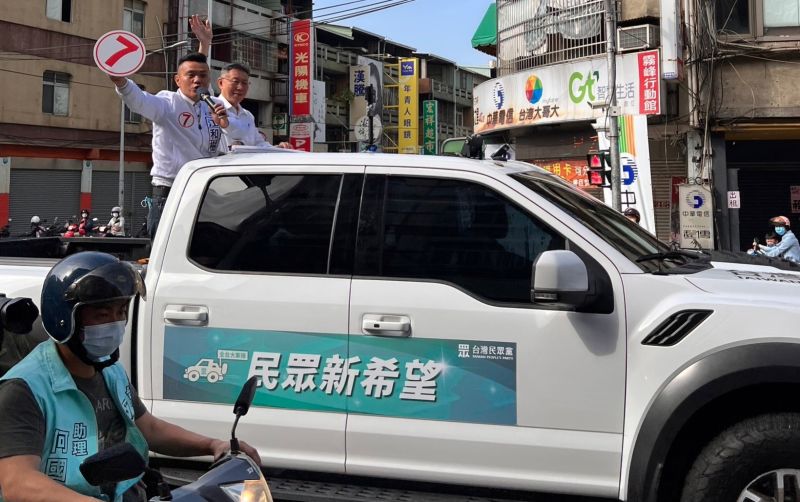 ▲柯文哲陪民眾黨候選人車隊掃街。(圖/民眾黨台中市黨部提供,2022.11.20)