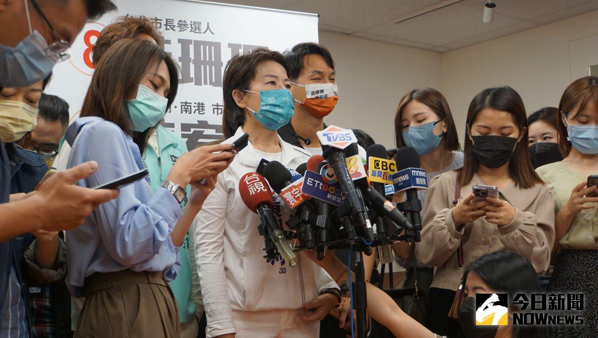 ▲無黨籍台北市長候選人黃珊珊今日前往湖光市場掃街，接受媒體聯防。（圖／記者呂炯昌攝，2022.11.20）