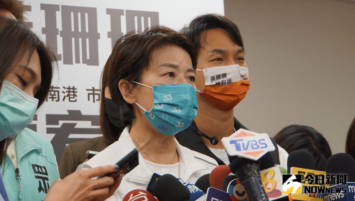 ▲無黨籍台北市長候選人黃珊珊前往湖光市場掃街，行前接受媒體聯防。（圖／記者呂炯昌攝，2022.11.20）