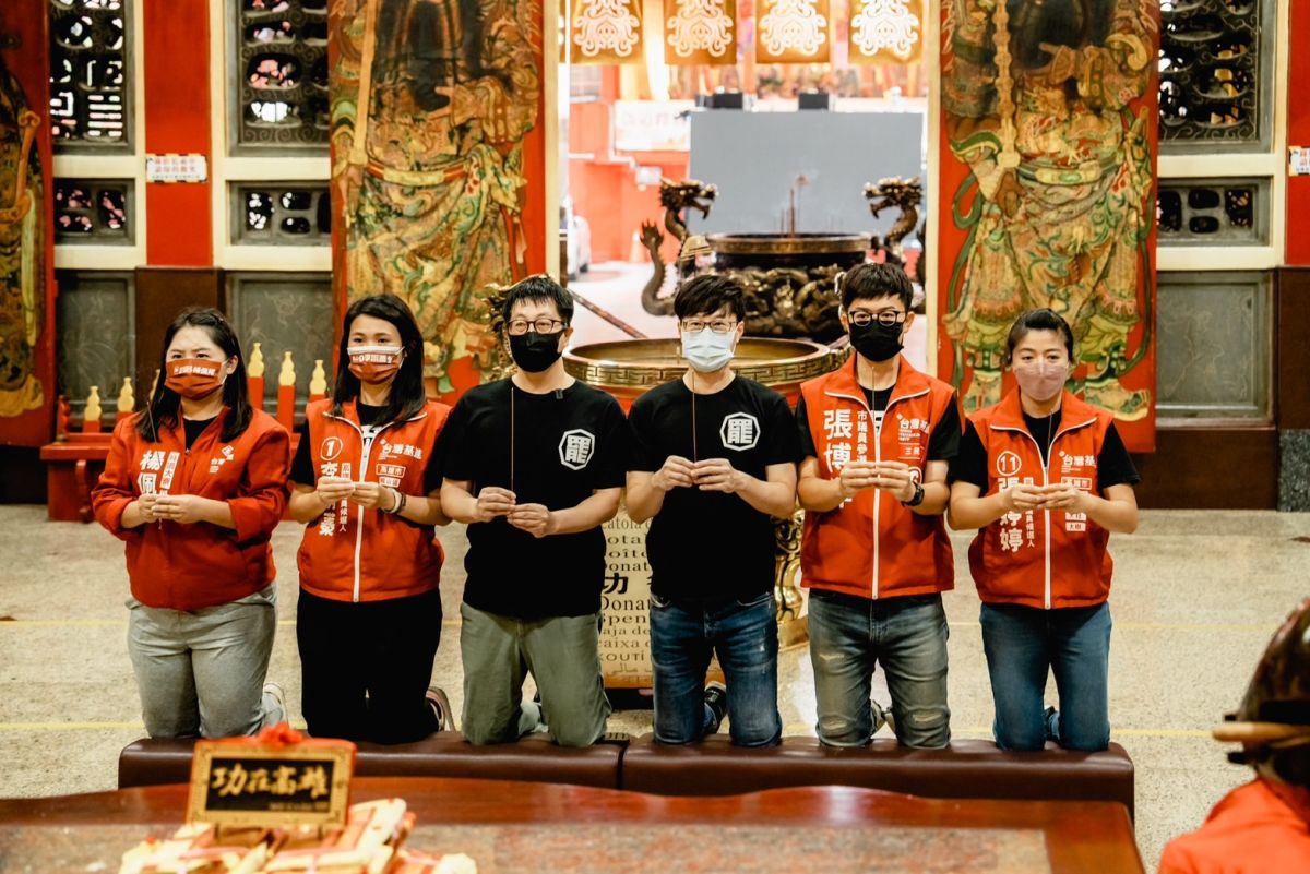 ▲罷韓君子中的罷韓領銜人陳冠榮（右三）、wecare高雄發起人尹立（左三）今（20）日上午陪同共同參與罷韓推動的台灣基進市議員候選人張博洋、李雨蓁、楊佩樺、張婷婷等四人，前往罷韓時期祈福的廟宇高雄意誠堂關帝廟參拜。（圖／台灣基進提供）
