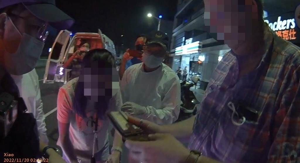 ▲盧男「見笑轉生氣」，拿起隨身攜帶的辣椒水一頓狂噴，造成李女及其友人眼淚直流。（圖／翻攝畫面）