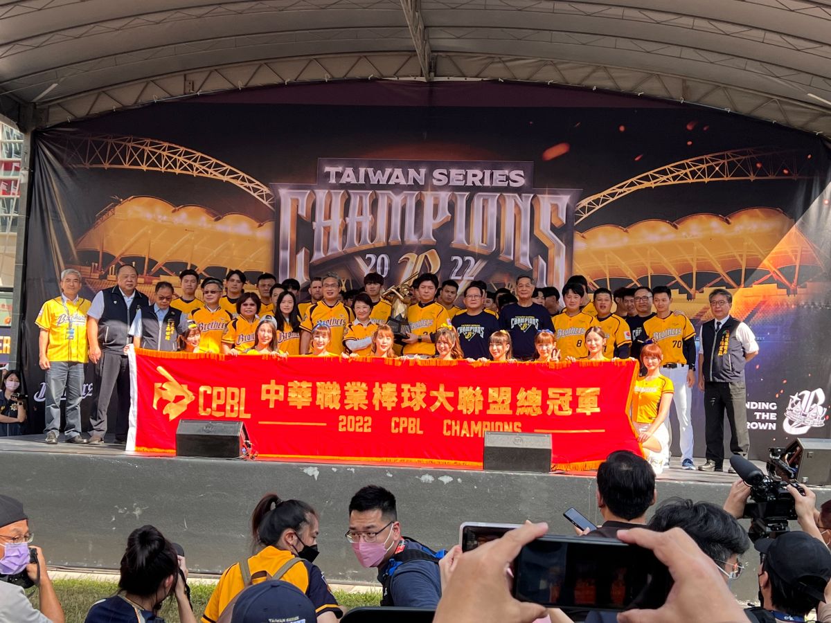 ▲兄弟獲頒總冠軍錦旗(圖/記者簡名杉攝)