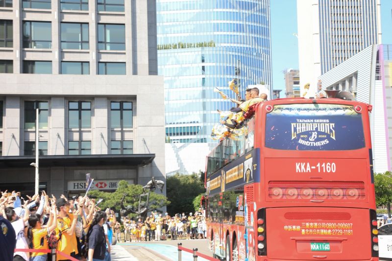 ▲兄弟球員搭乘著紅色雙層巴士繞行台中市區，熱情的象迷站在路邊慶賀(圖／市政府提供2022.11.20)