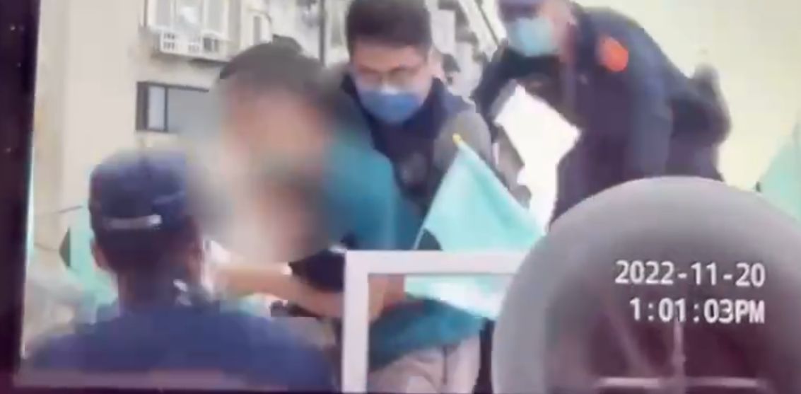 ▲民進黨台北市長候選人陳時中舉辦遊行，驚傳一名男子持刀衝上宣傳車搶麥克風，遭警方架走以社維法送辦。（圖／中正一分局提供）