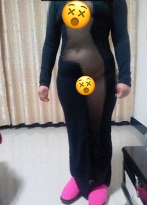 ▲過去有大陸網友曬出在淘寶上買造型類似的「低配版」禮服,挖洞的設計也改成薄紗替代,豈料穿上卻超災難。(圖/翻攝自淘寶) ▲過去有大陸網友曬出在淘寶上買造型類似的「低配版」禮服,挖洞的設計也改成薄紗替代,豈料穿上卻超災難。(圖/翻攝自淘寶)