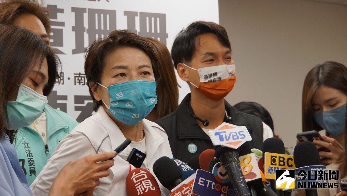 ▲無黨籍台北市長候選人黃珊珊前往湖光市場掃街，行前接受媒體聯防。（圖／記者呂炯昌攝，2022.11.20）