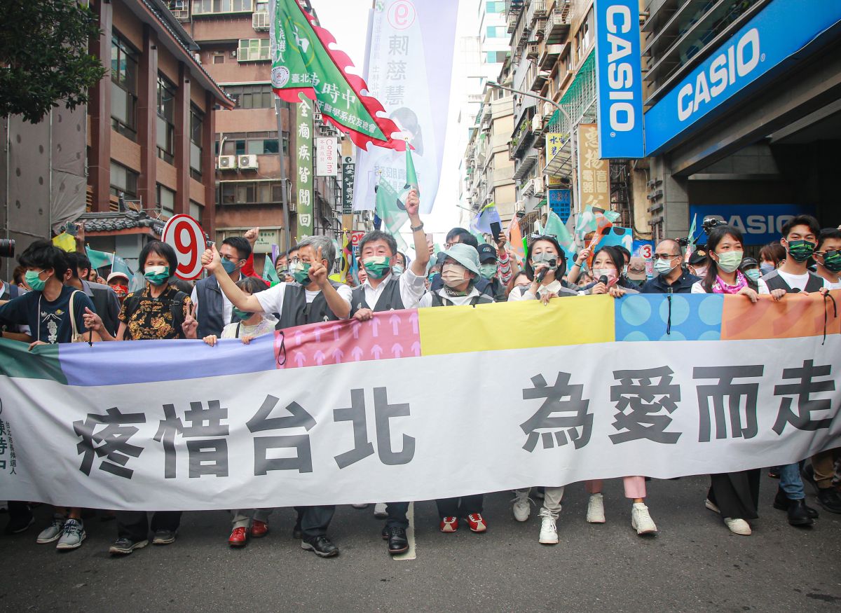 ▲陳時中今日下午舉辦大遊行，從民進黨中央出發後到北市府會師，競辦預估約有15萬人參加。（圖／記者葉政勳攝，2022.11.20）